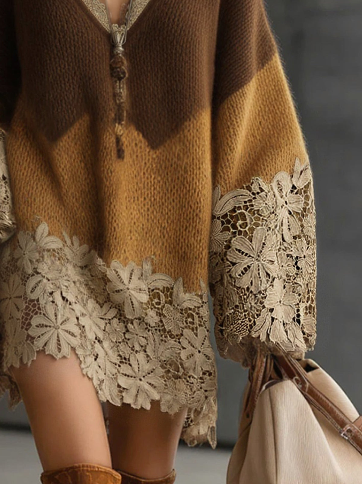 Lotus | Mini abito oversize a maniche lunghe in maglia di pizzo, effetto ombré marrone