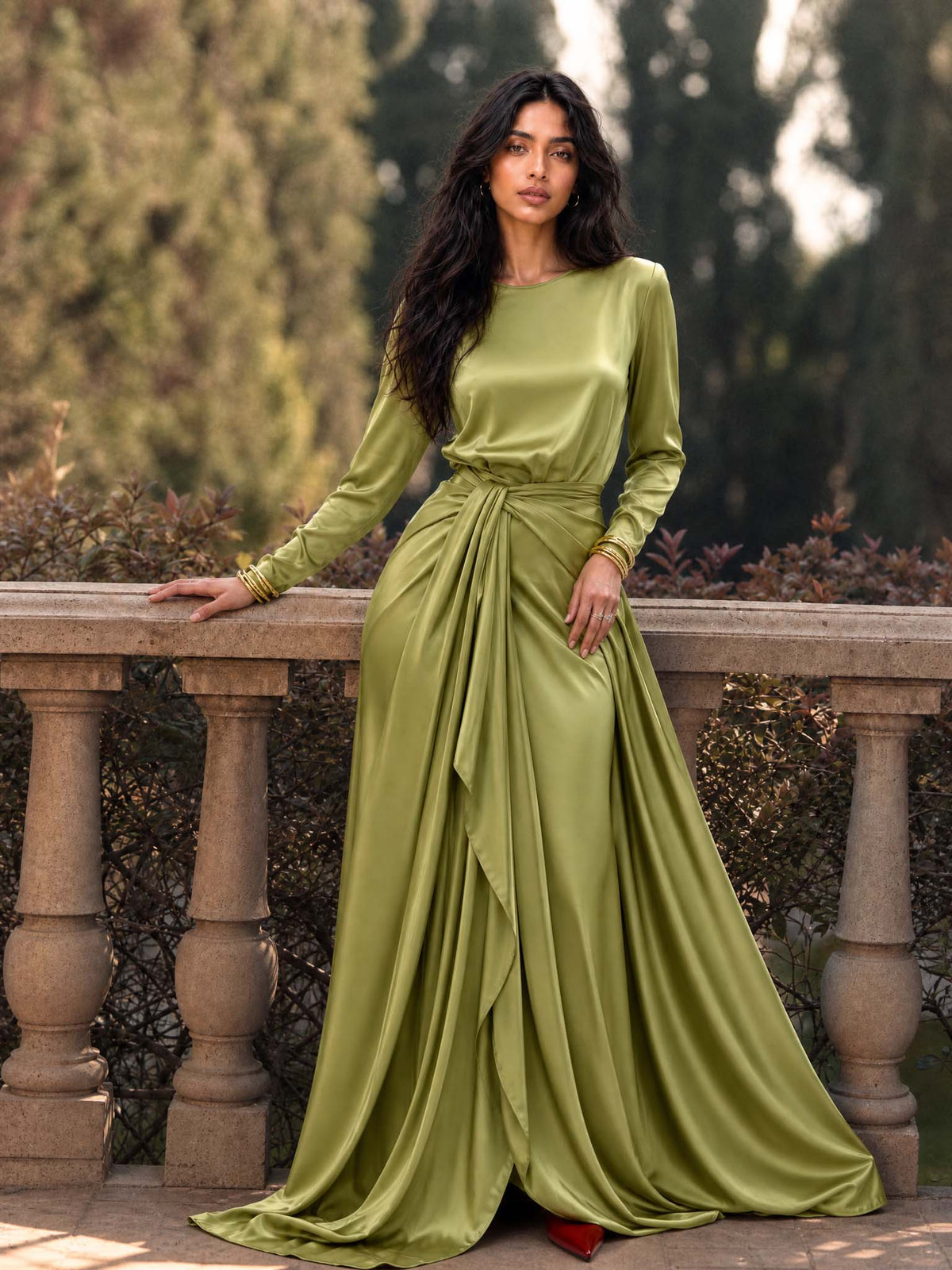 Elegante abito maxi in raso drappeggiato
