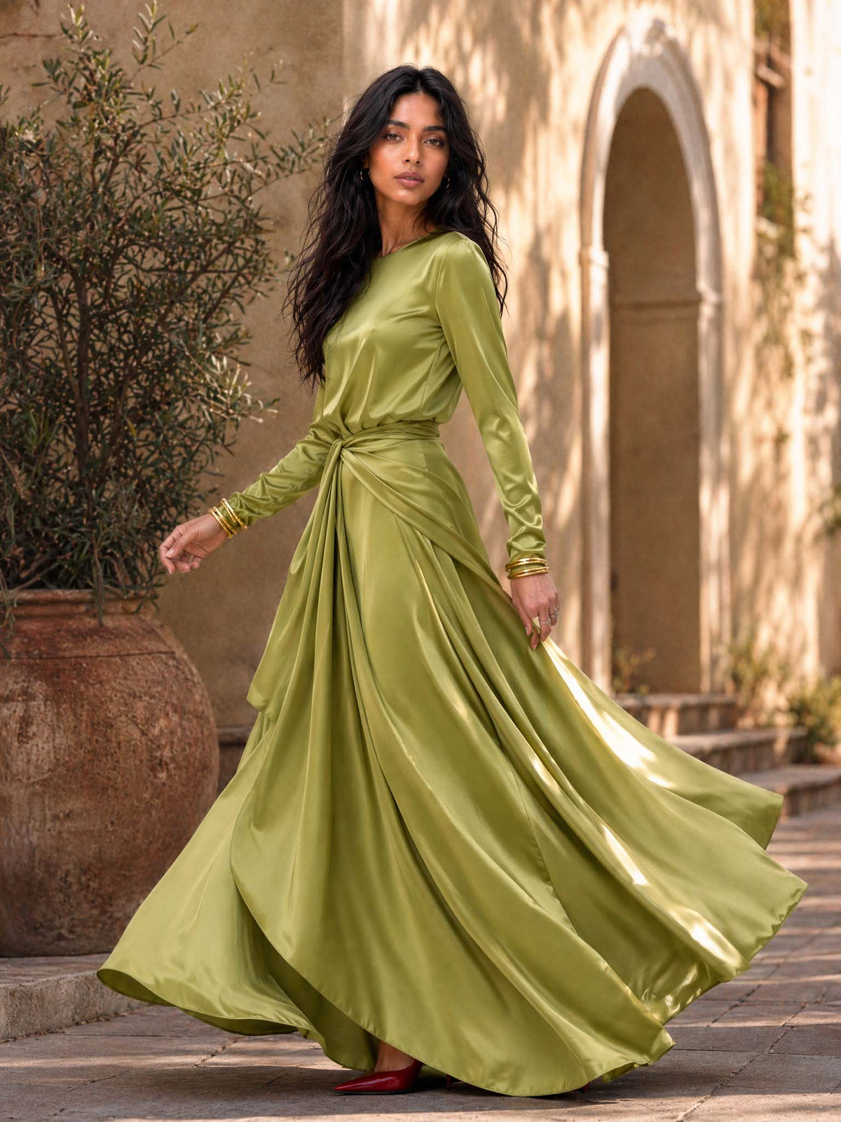 Elegante abito maxi in raso drappeggiato
