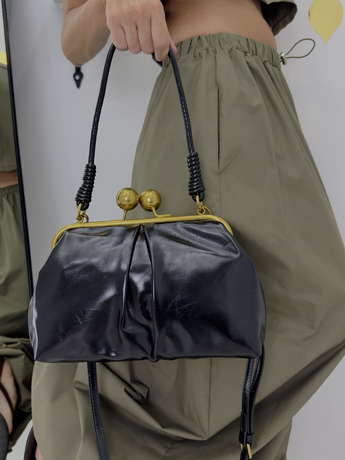 Pochette da donna in ecopelle semilucida con chiusura vintage a scatto e tracolla