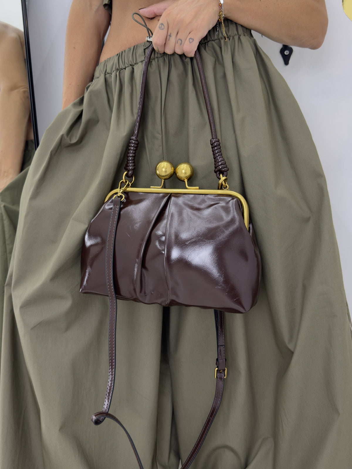 Pochette da donna in ecopelle semilucida con chiusura vintage a scatto e tracolla