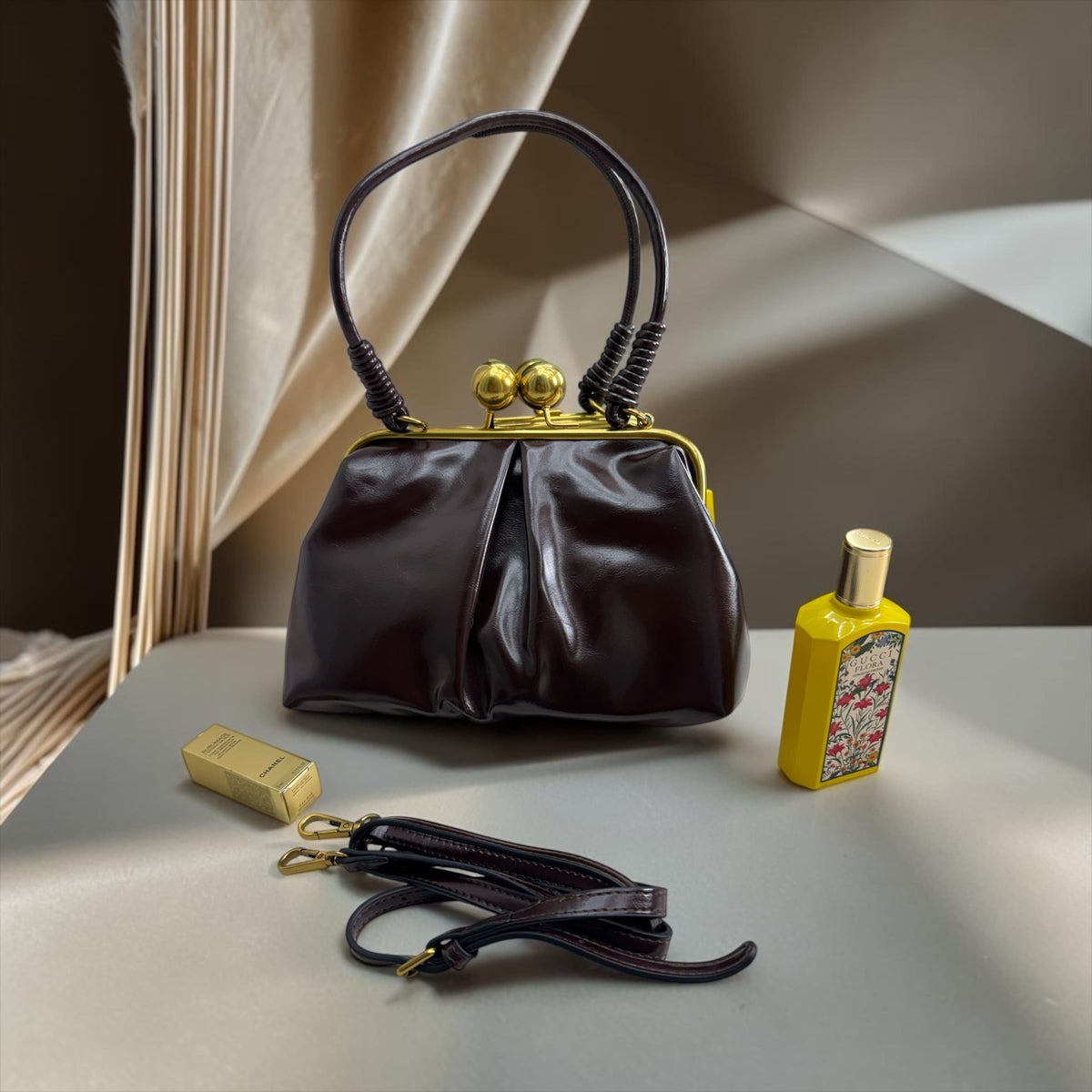 Pochette da donna in ecopelle semilucida con chiusura vintage a scatto e tracolla