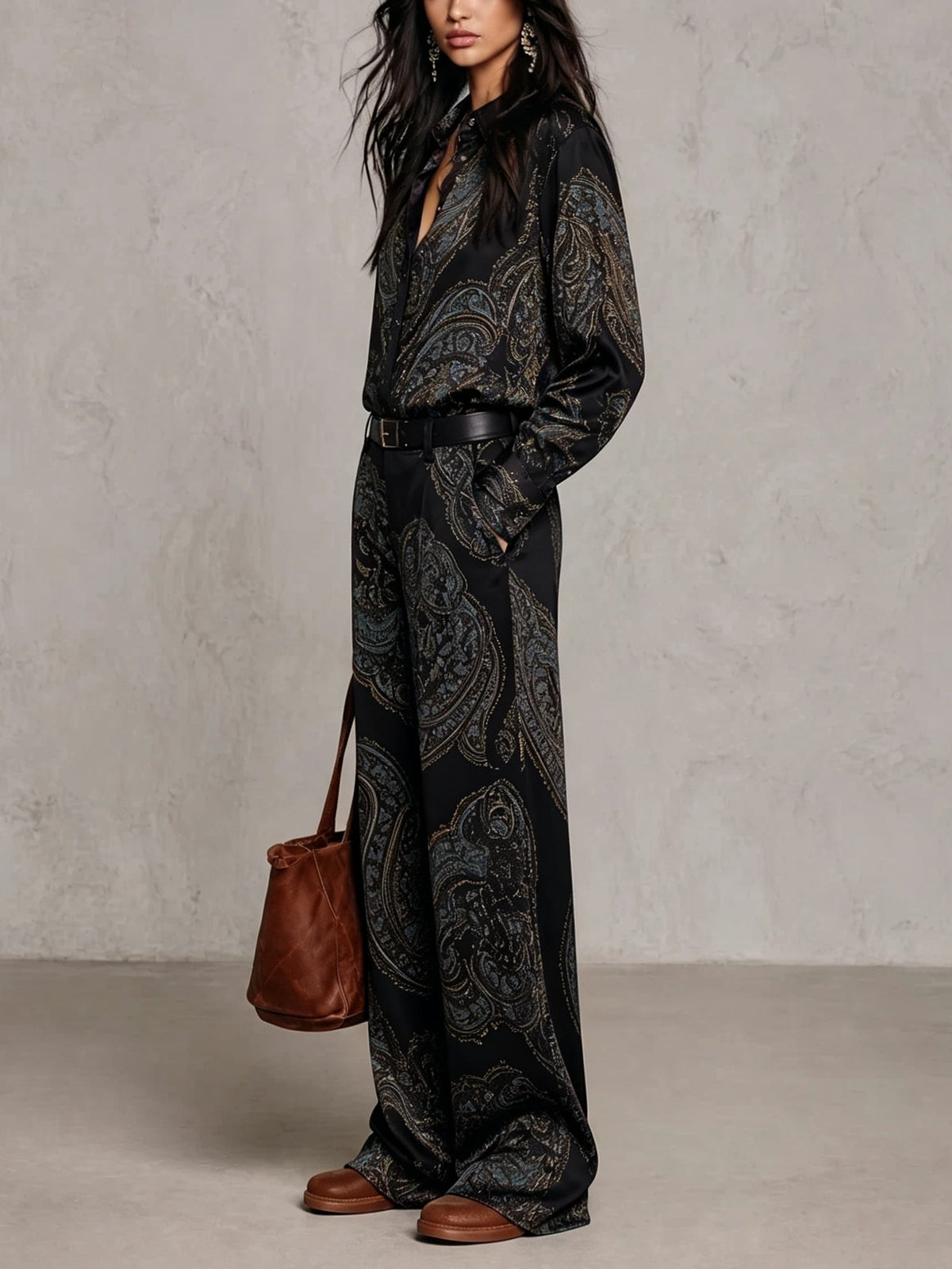Rosalie | Completo composto da una camicia a maniche lunghe in raso con stampa paisley bordeaux-viola e pantaloni a gamba larga (con cintura)