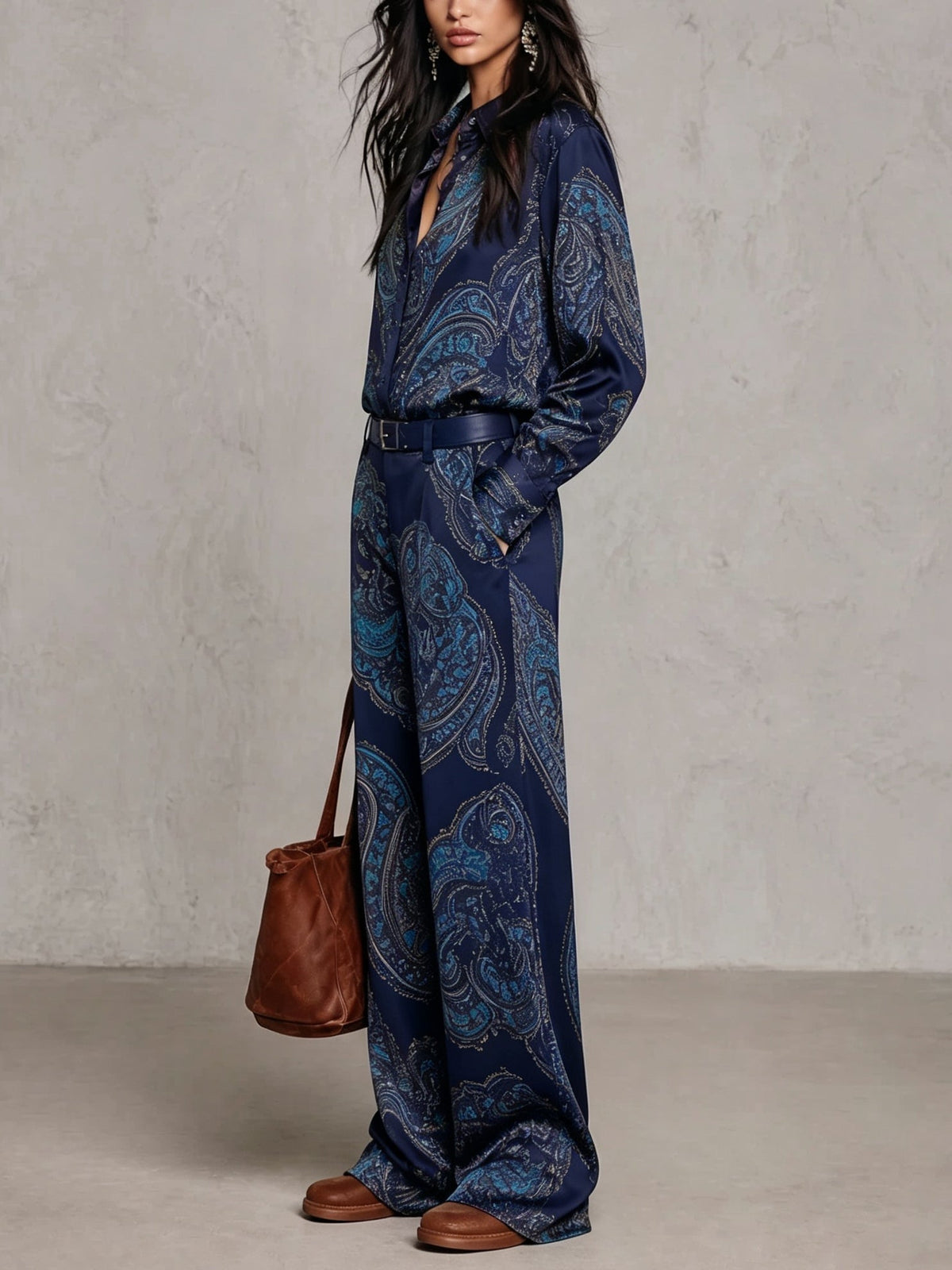 Rosalie | Completo composto da una camicia a maniche lunghe in raso con stampa paisley bordeaux-viola e pantaloni a gamba larga (con cintura)