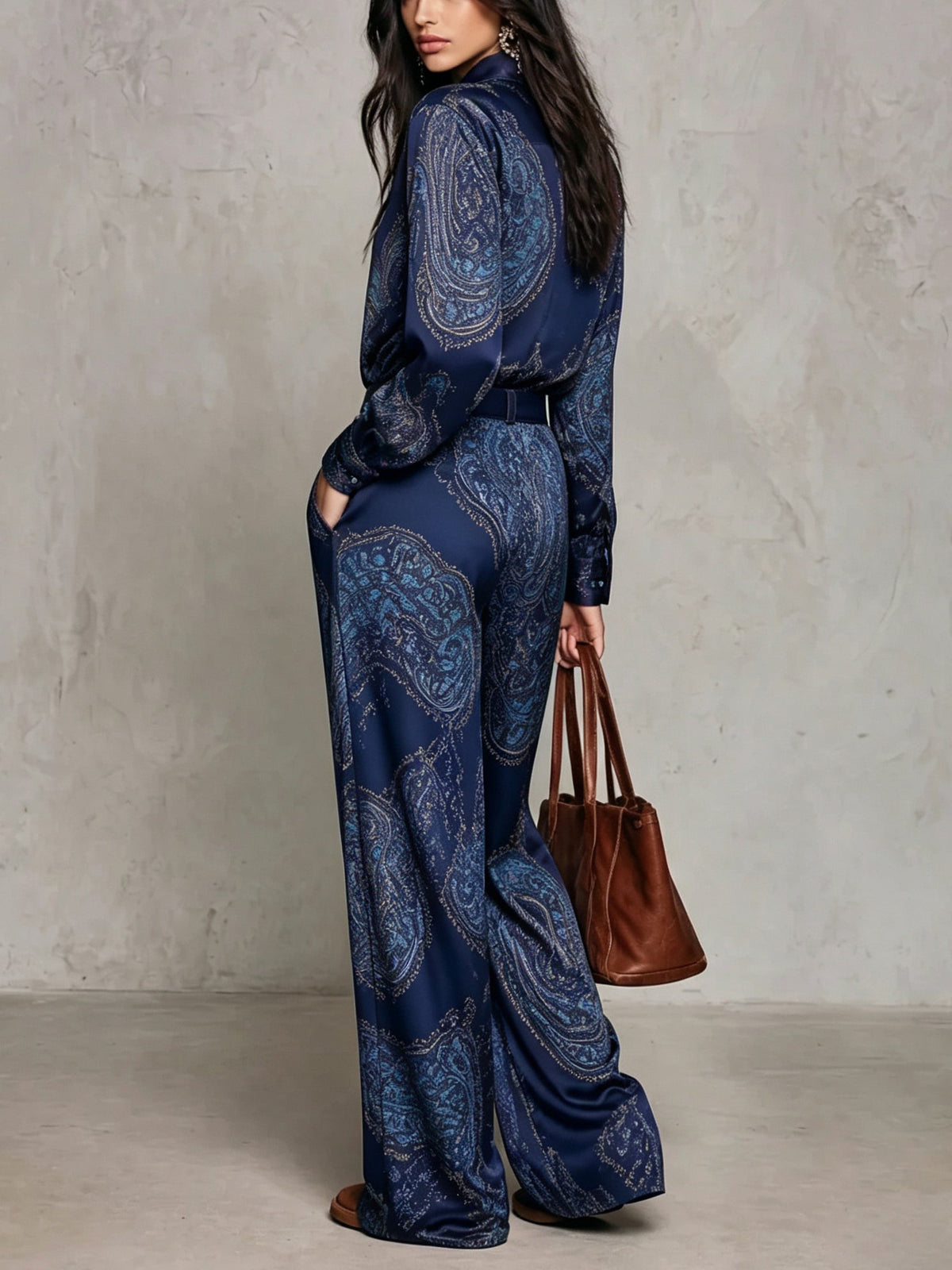 Rosalie | Completo composto da una camicia a maniche lunghe in raso con stampa paisley bordeaux-viola e pantaloni a gamba larga (con cintura)