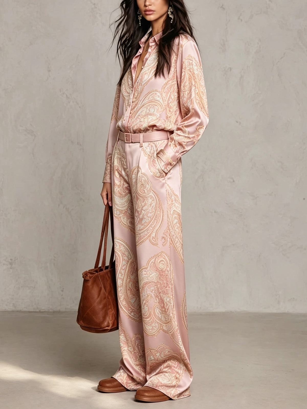 Rosalie | Completo composto da una camicia a maniche lunghe in raso con stampa paisley bordeaux-viola e pantaloni a gamba larga (con cintura)