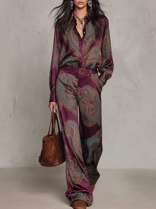 Rosalie | Completo composto da una camicia a maniche lunghe in raso con stampa paisley bordeaux-viola e pantaloni a gamba larga (con cintura)