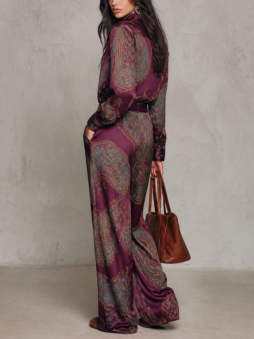 Rosalie | Completo composto da una camicia a maniche lunghe in raso con stampa paisley bordeaux-viola e pantaloni a gamba larga (con cintura)