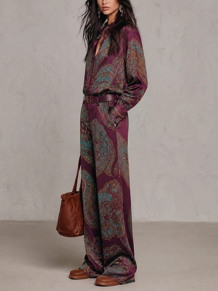 Rosalie | Completo composto da una camicia a maniche lunghe in raso con stampa paisley bordeaux-viola e pantaloni a gamba larga (con cintura)