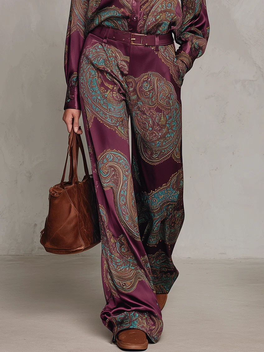 Rosalie | Completo composto da una camicia a maniche lunghe in raso con stampa paisley bordeaux-viola e pantaloni a gamba larga (con cintura)